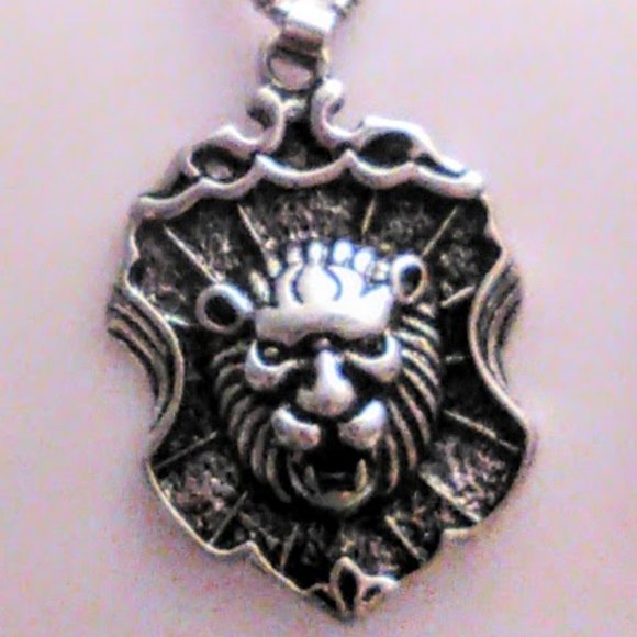 UNISEX Graphic Silver Ancient Medieval LION Shield Design Pendant Necklace - Picture 1 of 5